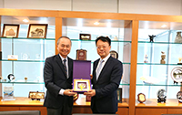 中大副校長霍泰輝教授（左）向清華大學常務副校長王希勤教授致送紀念品